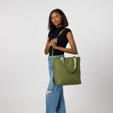 Simple Modern on X: NEW sm is here!! Introducing the Harper Tote Bag.  Organization is about to get easier. Choose between premium, extremely  durable, water-resistant CORDURA® fabric and buttery soft vegan leather